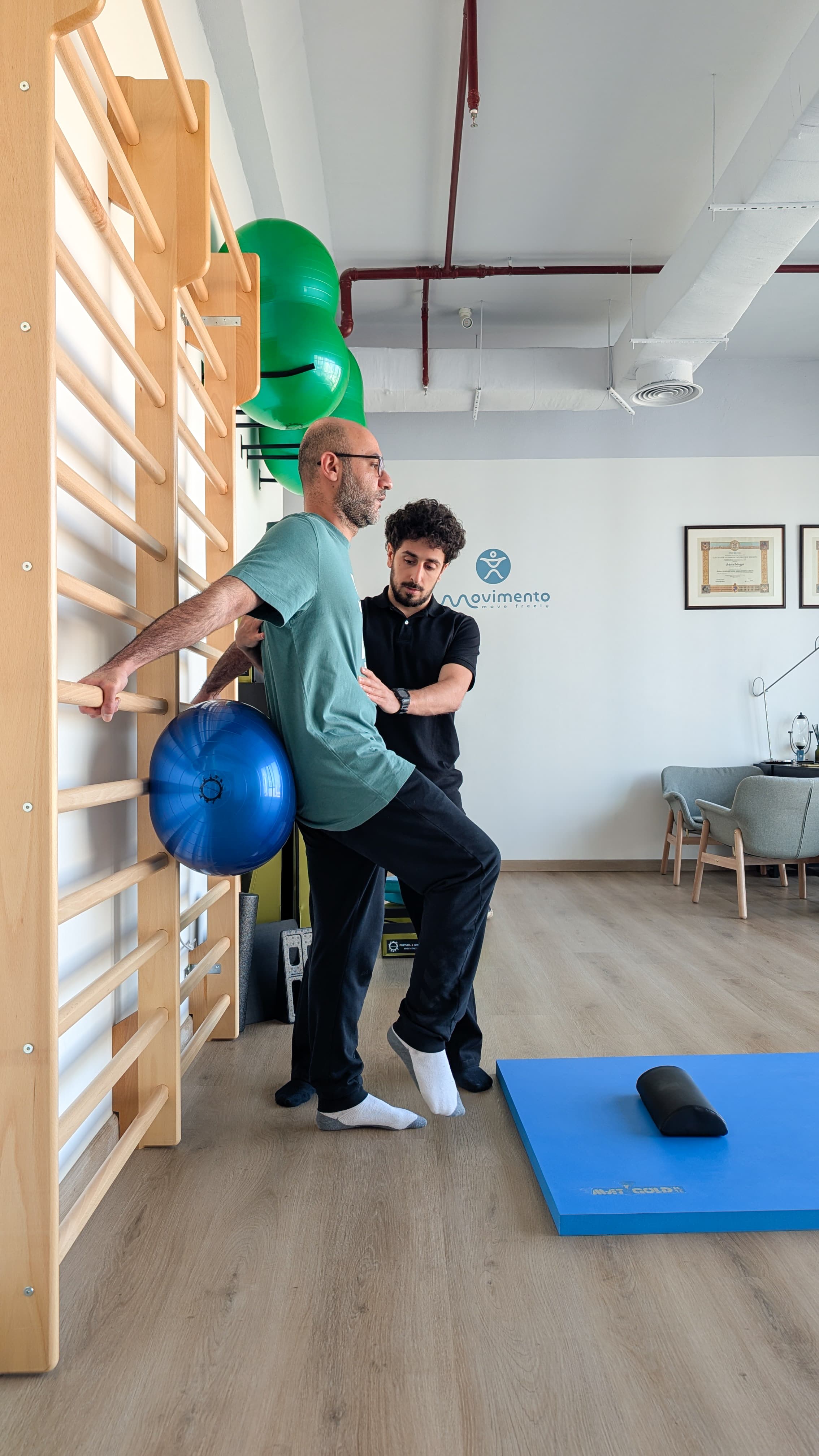 client wall bars knee lift